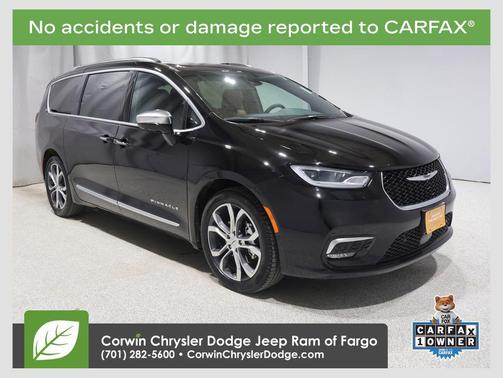 Diamond Black Crystal Pearlcoat 2024 Chrysler Pacifica L