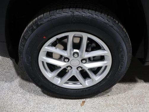 Baltic Gray Metallic Clearcoat 2026 Jeep Grand Cherokee Altitude