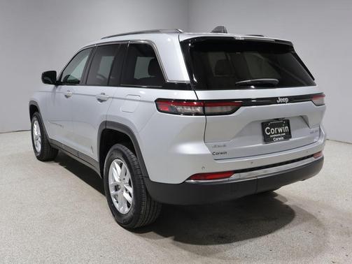 Silver Zynith 2023 Jeep Grand Cherokee Laredo