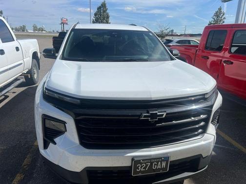 Summit White 2024 Chevrolet Traverse LT