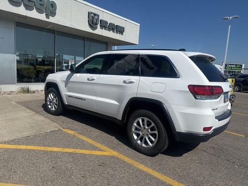Bright White Clearcoat 2022 Jeep Grand Cherokee Laredo