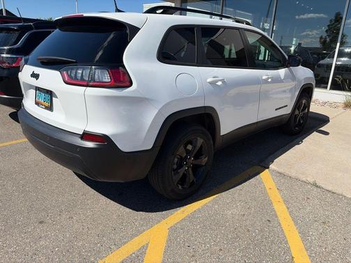 Bright White Clearcoat 2023 Jeep Cherokee Altitude