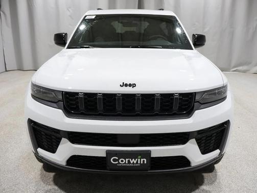Bright White Clearcoat 2026 Jeep Grand Cherokee Altitude