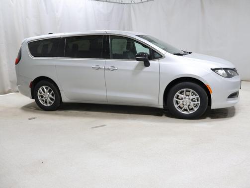 Silver Mist Clearcoat 2026 Chrysler Voyager LX