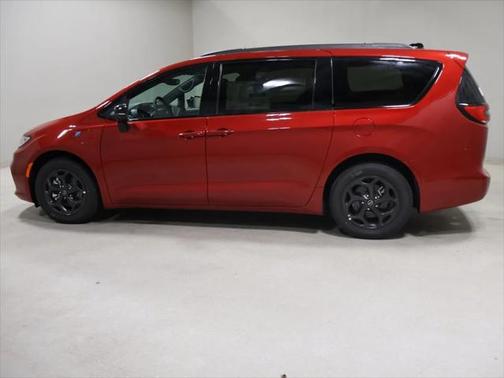 2025 Chrysler Pacifica Hybrid Premium S Appearance Pkg