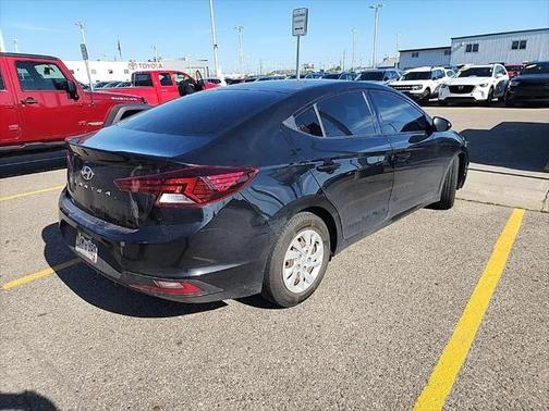2019 Hyundai ELANTRA SE