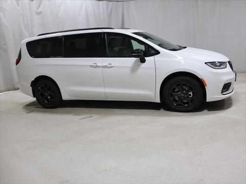 2025 Chrysler Pacifica L