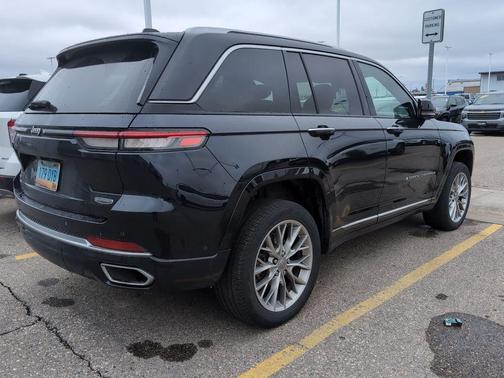 Midnight Sky 2023 Jeep Grand Cherokee Summit