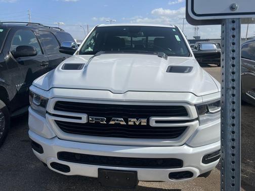 Ivory White Tri-Coat Pearlcoat 2019 RAM 1500 Laramie