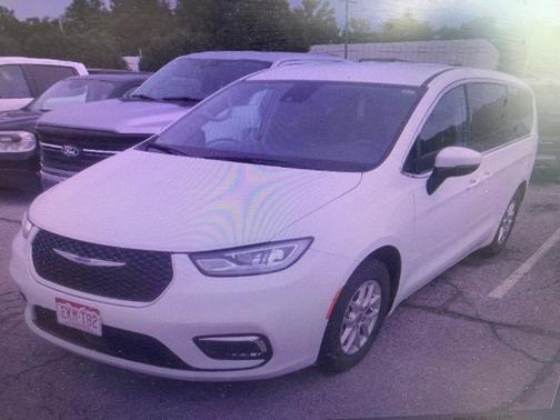 Bright White Clearcoat 2023 Chrysler Pacifica Touring L