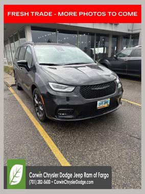 Brilliant Black Crystal Pearlcoat 2023 Chrysler Pacifica Touring L