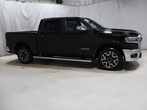 Diamond Black Crystal Pearlcoat 2026 RAM 1500 Laramie