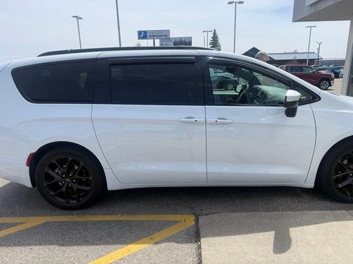 Bright White Clearcoat 2023 Chrysler Pacifica Touring L