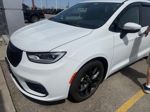 Bright White Clearcoat 2023 Chrysler Pacifica Touring L