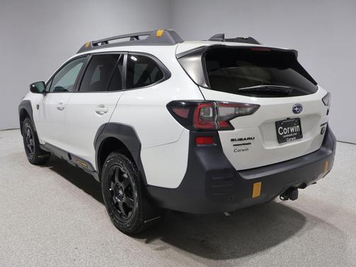 Crystal White Pearl 2022 Subaru Outback Wilderness