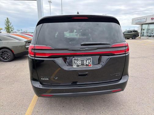 Diamond Black Crystal Pearlcoat 2025 Chrysler Pacifica Limited