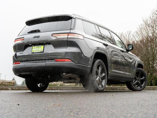 Baltic Gray Metallic Clearcoat 2023 Jeep Grand Cherokee L Altitude