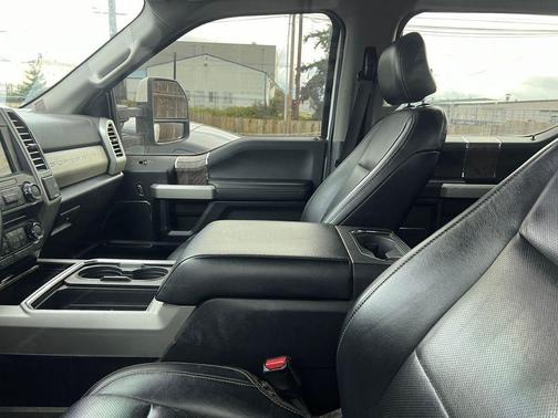 White 2017 Ford F-350 Lariat