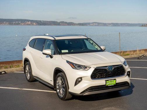 2023 Toyota Highlander Hybrid Platinum