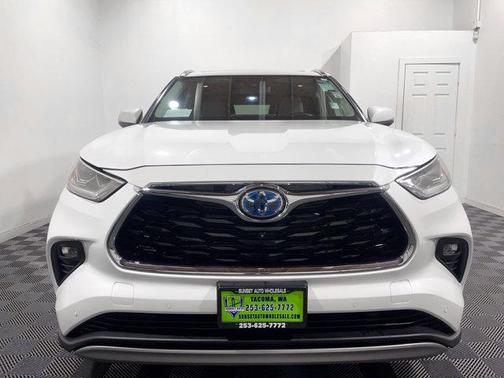 2023 Toyota Highlander Hybrid Platinum