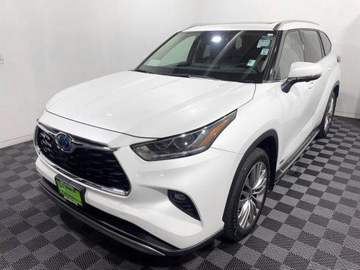 2023 Toyota Highlander Hybrid Platinum