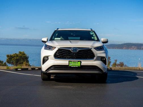 2023 Toyota Highlander Hybrid Platinum