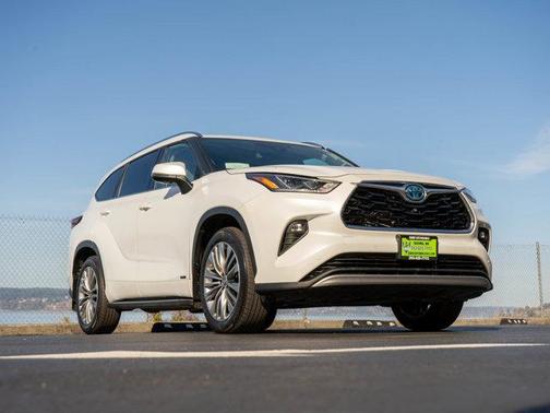 2023 Toyota Highlander Hybrid Platinum