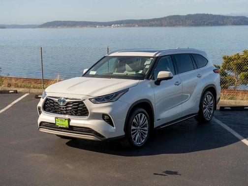 2023 Toyota Highlander Hybrid Platinum