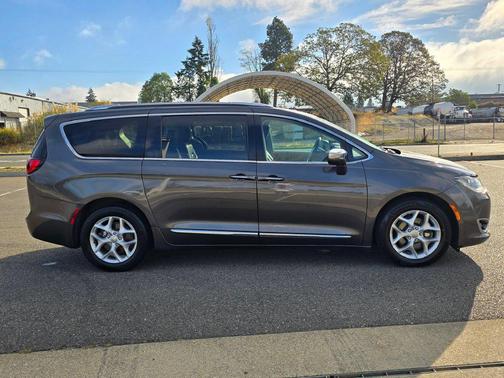 Granite Crystal Metallic Clearcoat 2020 Chrysler Pacifica Limited