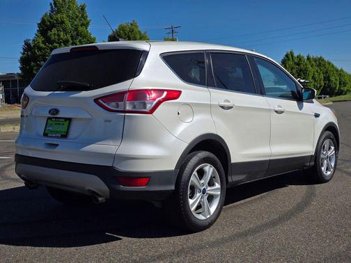 White Platinum Clearcoat Metallic 2015 Ford Escape SE