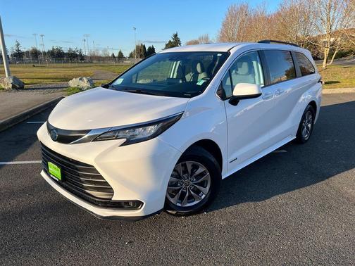 Super White 2021 Toyota Sienna LE