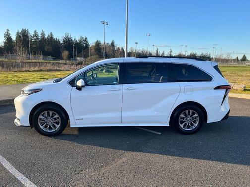 Super White 2021 Toyota Sienna LE