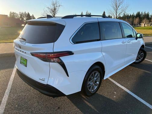 Super White 2021 Toyota Sienna LE