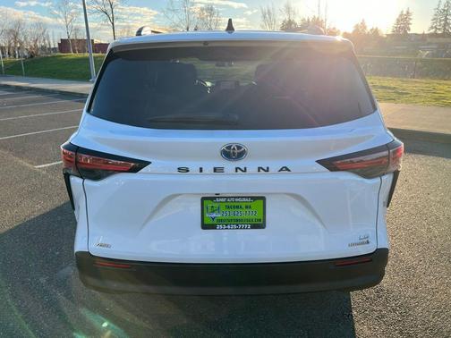 Super White 2021 Toyota Sienna LE