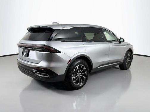 Radiance Metallic 2026 Lincoln Nautilus Premiere