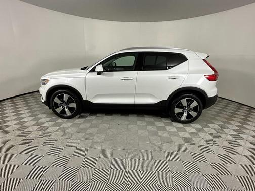 2021 Volvo XC40 T5 Momentum