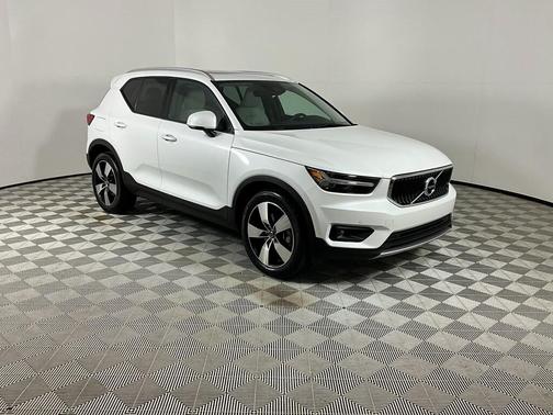 2021 Volvo XC40 T5 Momentum