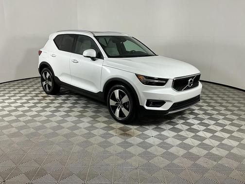 2021 Volvo XC40 T5 Momentum