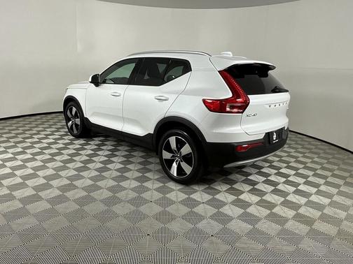 2021 Volvo XC40 T5 Momentum