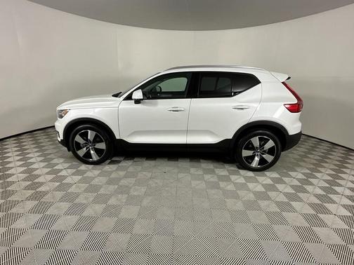 2021 Volvo XC40 T5 Momentum