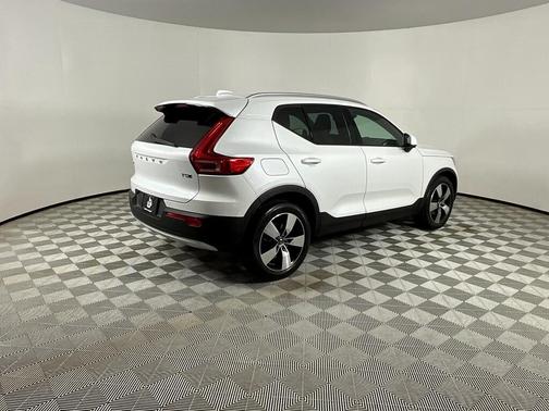 2021 Volvo XC40 T5 Momentum