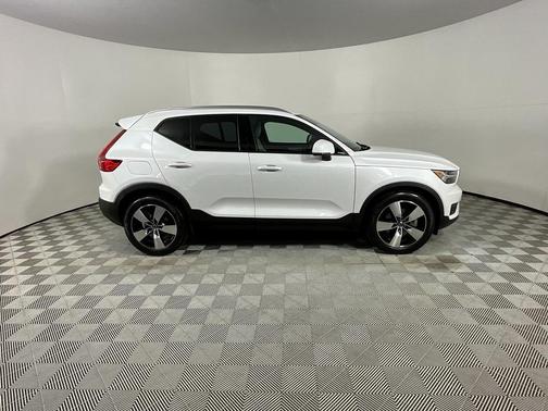2021 Volvo XC40 T5 Momentum