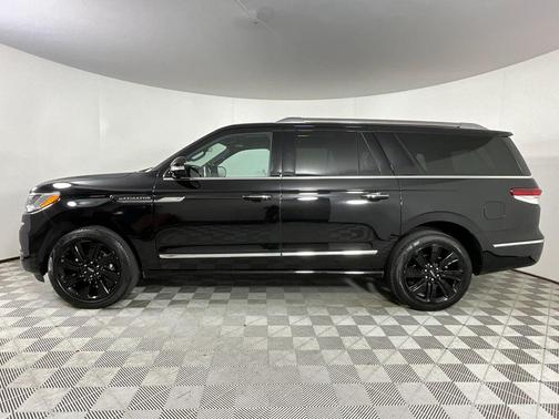 Black Metallic 2022 Lincoln Navigator L Reserve
