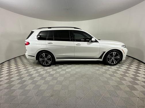 Mineral White Metallic 2021 BMW X7 xDrive40i