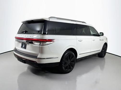 White Metallic 2023 Lincoln Navigator L Reserve