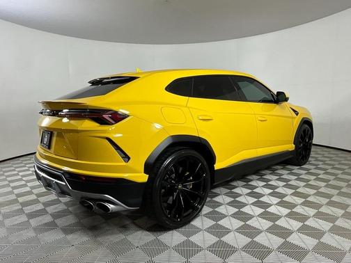 2022 Lamborghini Urus Base