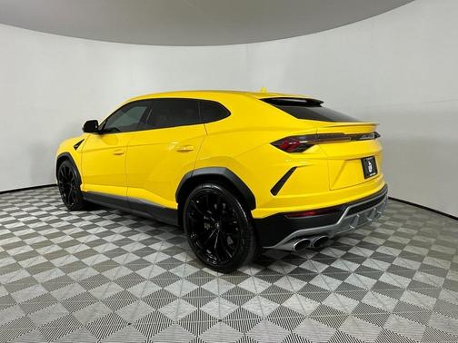 2022 Lamborghini Urus Base