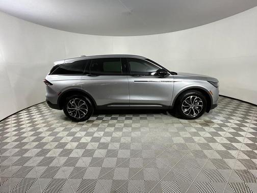 Radiance Metallic 2025 Lincoln Nautilus Premiere