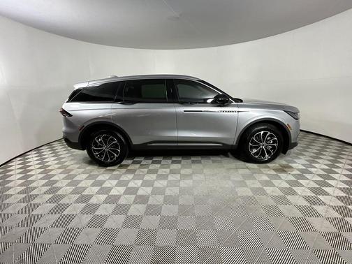 Radiance Metallic 2025 Lincoln Nautilus Premiere