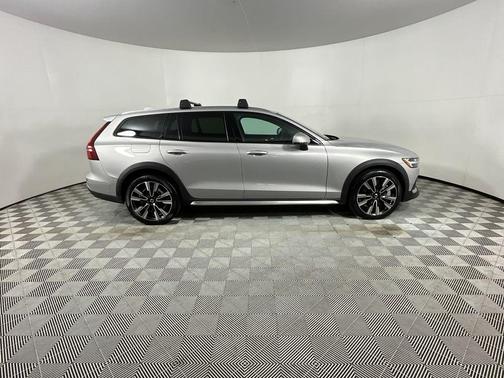 2025 Volvo V60 Cross Country B5 Ultra